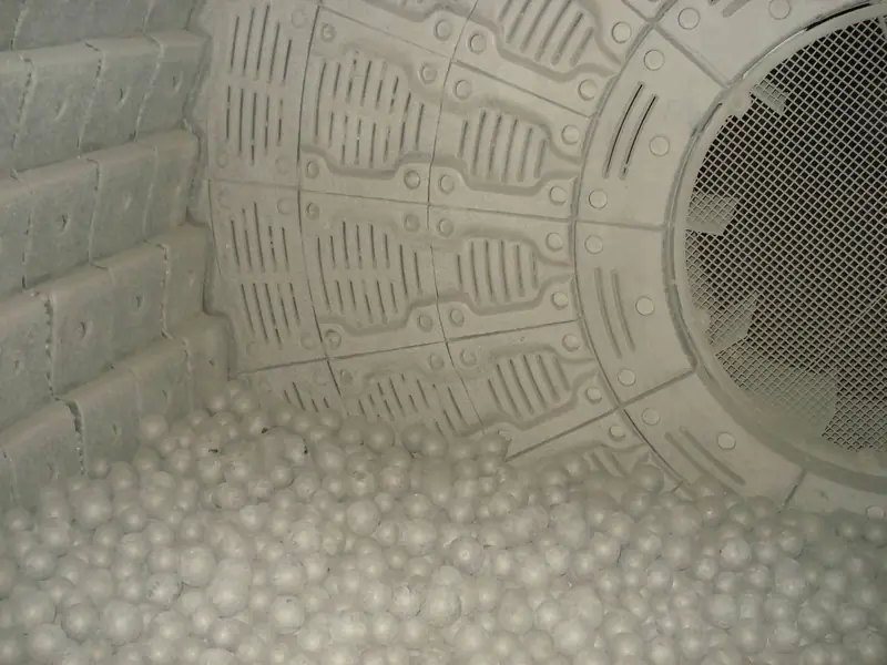 Mill internals — discharge grate, liners and ball charge
