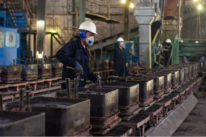 Foundry operator at the molding conveyor